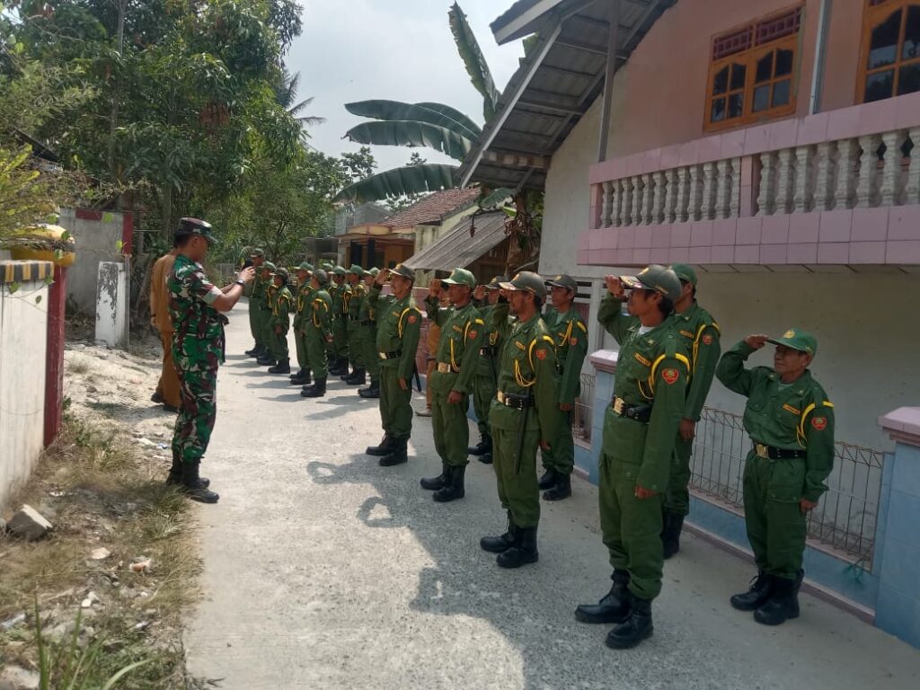 Siapkan Pengamanan Wilayah, Babinsa Koramil 0602-09/Cikeusal Latih Dasar Kepemimpinan Linmas