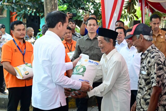 Pj Gubernur Banten Dampingi Presiden Jokowi Luncurkan Program Bantuan Pangan