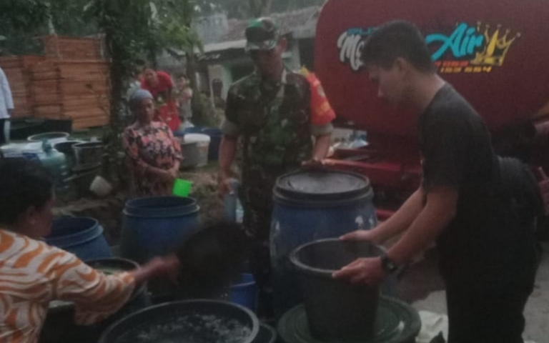 Senyum Bahagia Warga, Babinsa Koramil 0602-12/Ciomas Datang Membawa Air Bersih