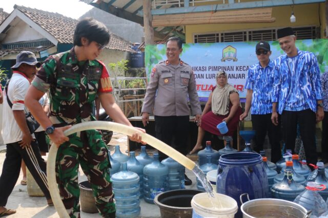 Danramil 0602-05/Cipocok Jaya Salurkan Bantuan Air Bersih Bersama  Muspika