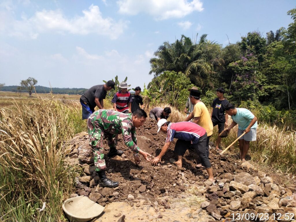 Swadaya Pengerasan Jalan, Babinsa Koramil 0108/Bojong Gotong Royong Bersama Warga