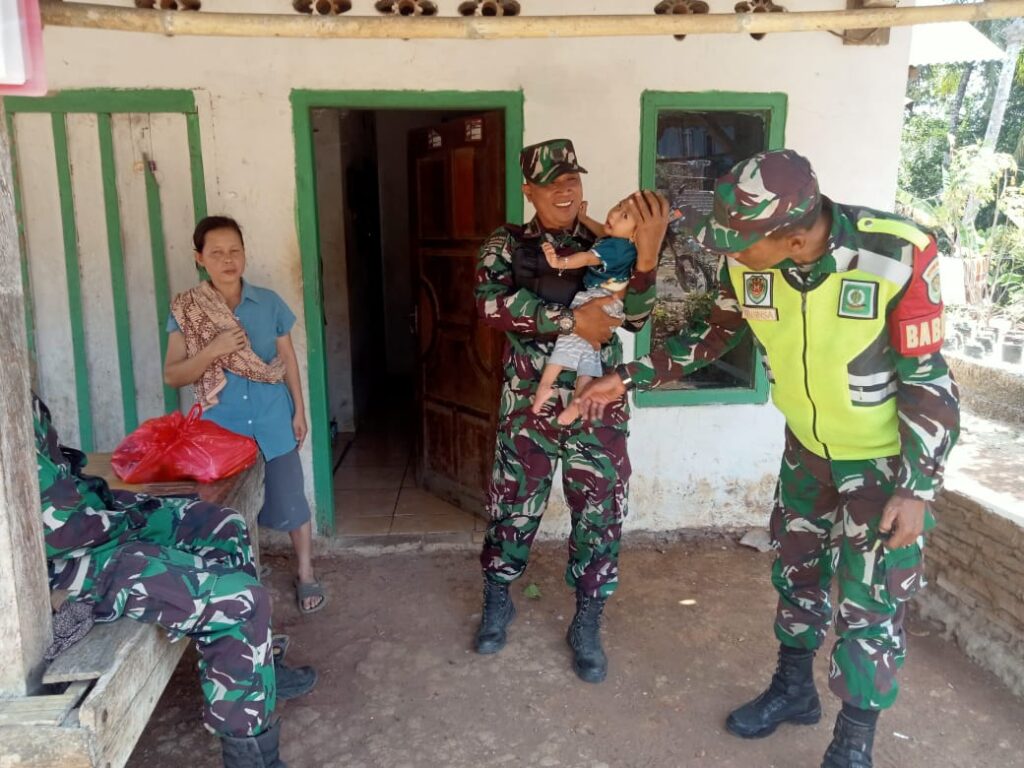 Peduli Anak Stunting, Danramil 0115/Cimanggu Berikan Bantuan Kepada Keluarga Penderita Peduli Anak Stunting, Danramil 0115/Cimanggu Berikan Bantuan Kepada Keluarga Penderita