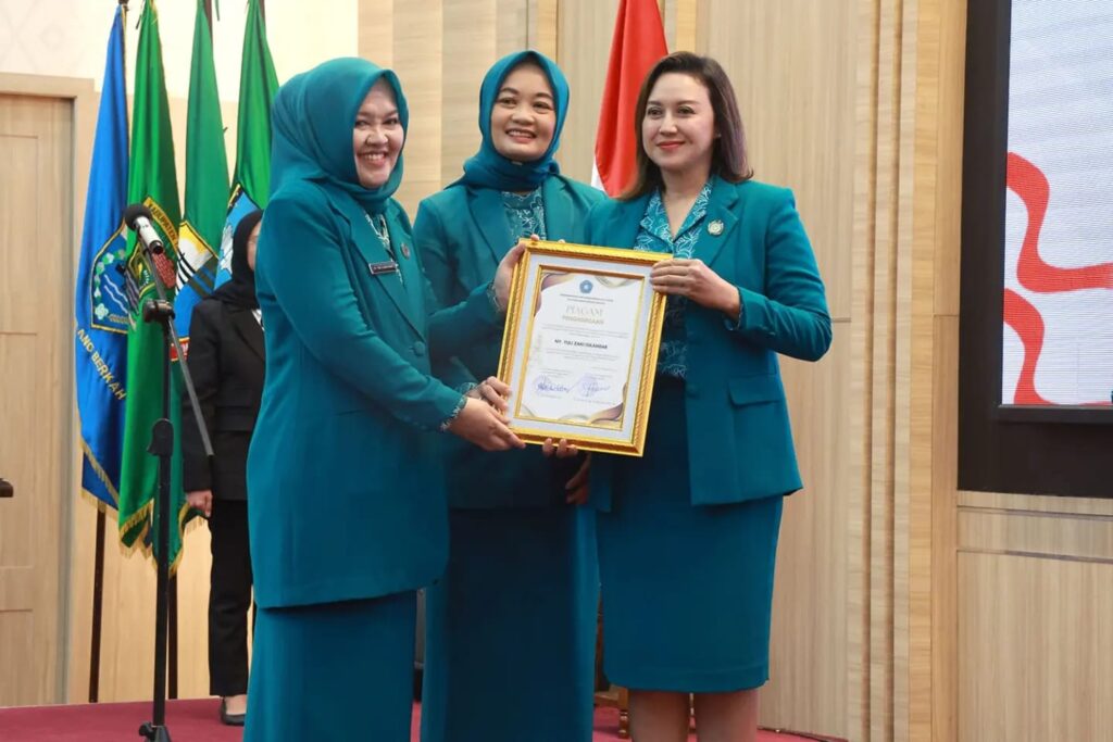 Tine Al Muktabar Lantik Penjabat Ketua TP PKK Kabupaten Tangerang Tine Al Muktabar Lantik Penjabat Ketua TP PKK Kabupaten Tangerang