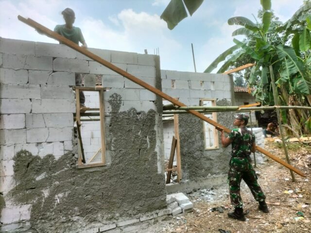 Babinsa 0602-20/Pamarayan Terus Kebut Pembangunan Rumah Ibu Kamsah