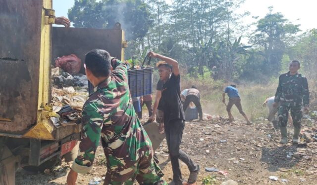 Koramil 0602-05/Cipocok Jaya Melaksanakan Karya Bakti Kebersihan Lingkungan