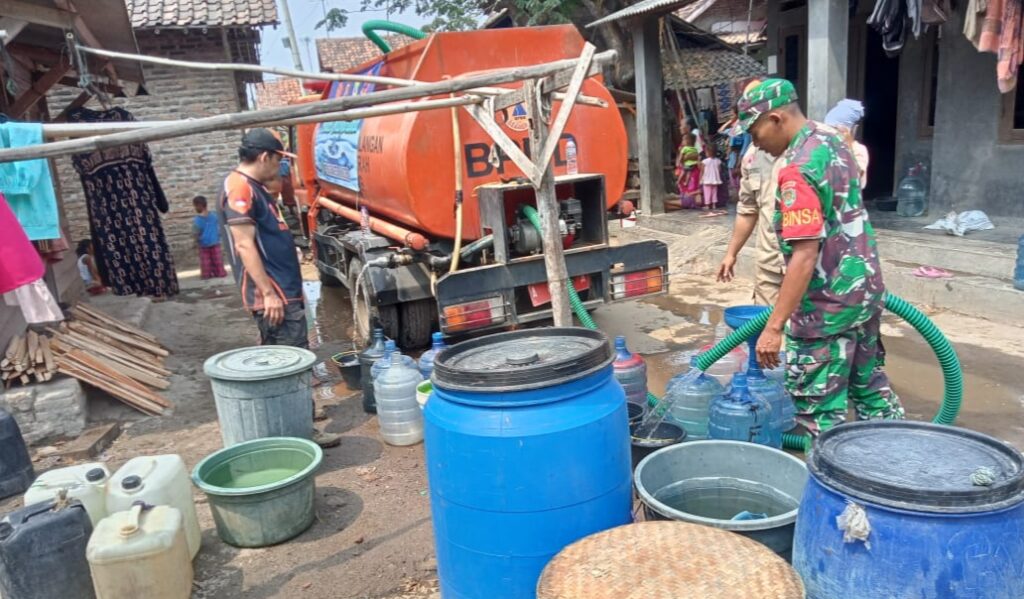 Koramil 0602-02/Kasemen Terus Distribusikan Bantuan Air Bersih Bersama BPBD