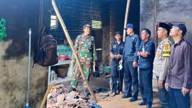 Babinsa Koramil 0602-14/Pabuaran Cek Salah Satu Rumah Yang Tertimpa Pohon Tumbang