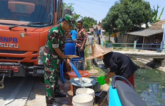 Kemarau Panjang, Koramil 0602-11/Tirtayasa Bersama BPBD Distribusikan Bantuan Air Bersih