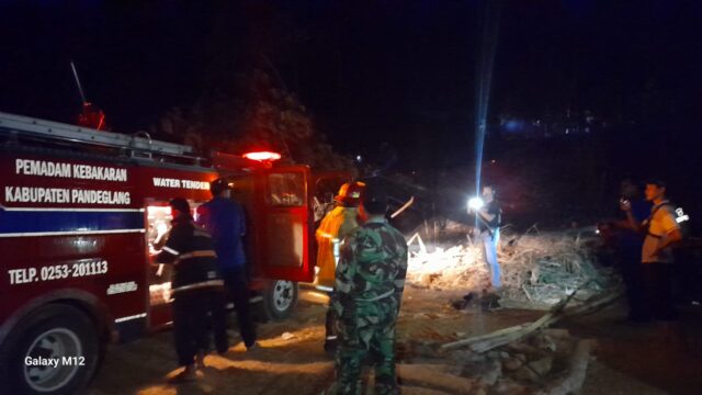 Lahan Kosong Terbakar, Babinsa Koramil 0111/Pagelaran Bantu Lakukan Pemadaman