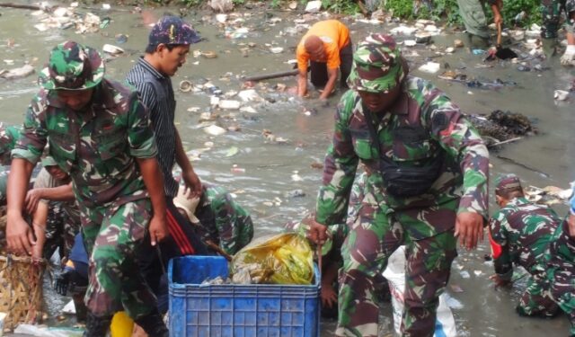 Sambut HUT TNI Ke 78, Kodim 0602/Serang Gelar Karya Bakti Bersihkan Sampah Di Sungai Cibanten