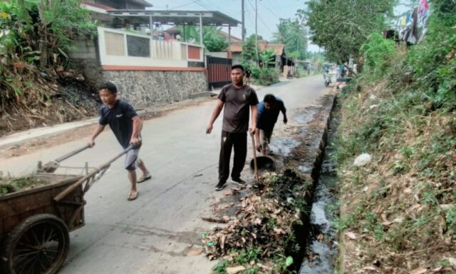 Sambut HUT TNI Ke 78, Koramil 0602-15/Baros Laksanakan Kegiatan Pembersihan Lingkungan