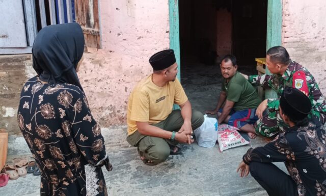 Babinsa Koramil 0602-05/Cipocok Jaya Serahkan Bantuan Sembako Kepada Penyandang Disabilitas