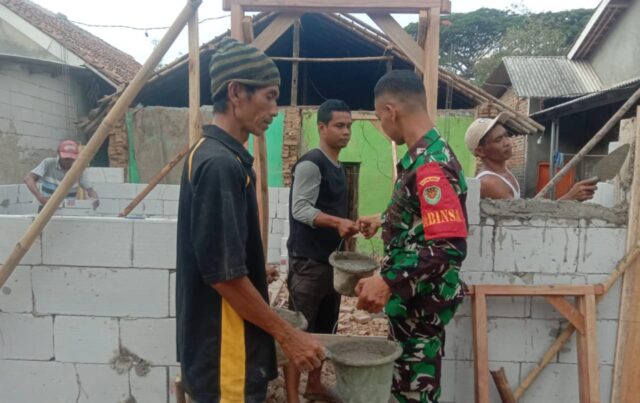 Bantu Kesulitan Rakyat, Babinsa Koramil 0602-18/Kragilan Ikut Membantu Bangun Rumah Warga