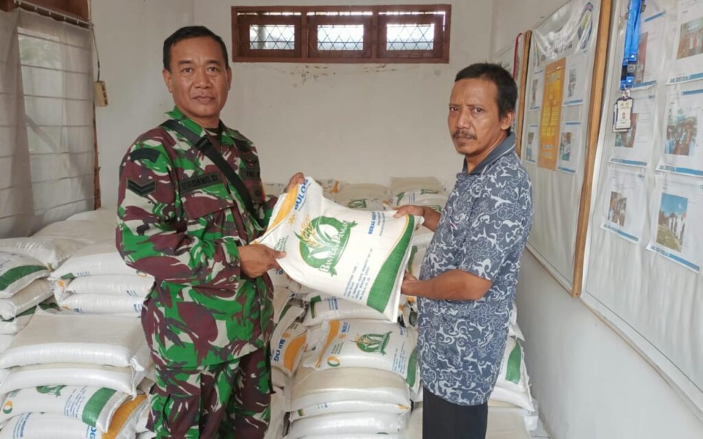 Babinsa Koramil 0602-01/Kota Serang Pantau Penyaluran BPNT Babinsa Koramil 0602-01/Kota Serang Pantau Penyaluran BPNT