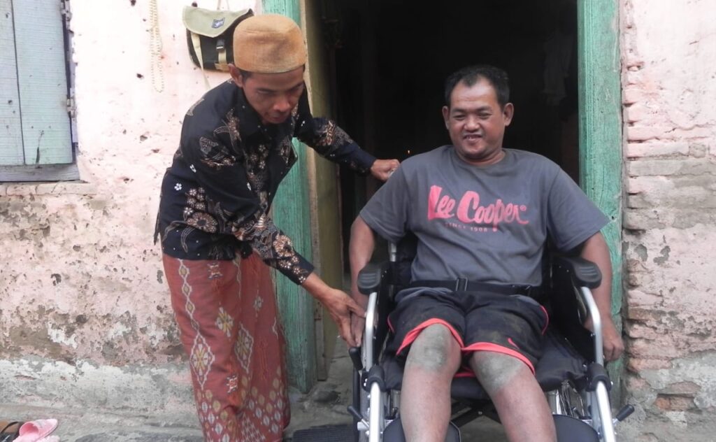 Menerima Hadiah Kursi Roda, Leman Terlihat Sangat Bahagia Menerima Hadiah Kursi Roda, Leman Terlihat Sangat Bahagia
