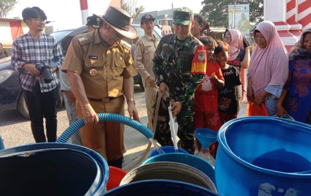 Koramil 0602-11/Tirtayasa Bantu Penyaluran Air Bersih Dari PJ Gubernur Banten