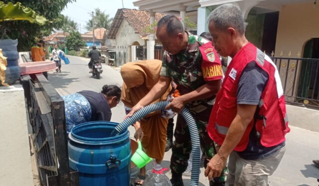 Babinsa Koramil 0602-20/Pamarayan Bantu Penyaluran Air Bersih Dari BPBD Dan PMI