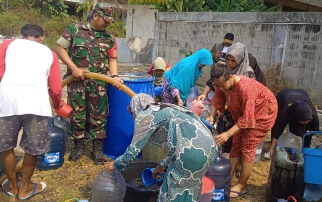 Babinsa Koramil 0602-18/Kragilan Bantu BPBD Kabupaten Serang Distribusikan Air Bersih