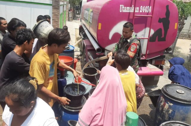 Babinsa Koramil 0602-17/Carenang Bantu Pendistribusian Air Bersih Dari PT Indah Kiat