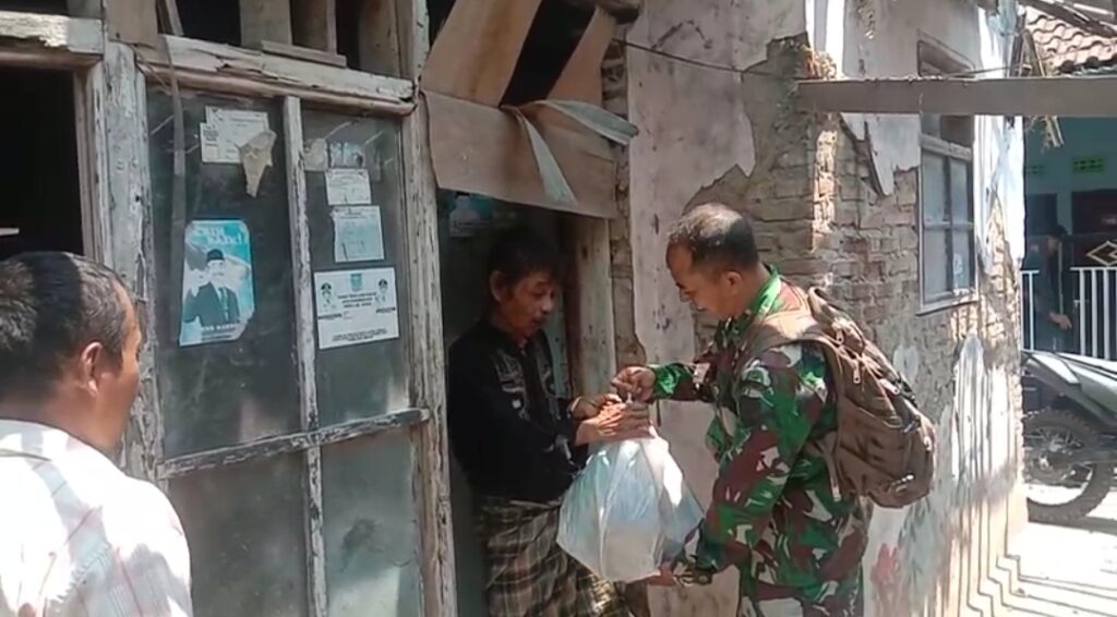 Danramil 0602-18/Kragilan Berikan Bantuan Sembako Kepada Warga Kurang Mampu