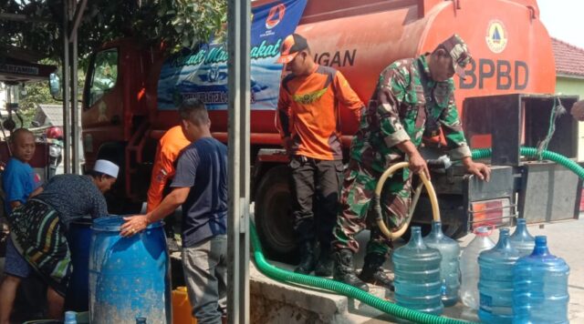 Kemarau Panjang, Koramil 0602-06/Kasemen Terus Membantu BPBD Salurkan Air Bersih