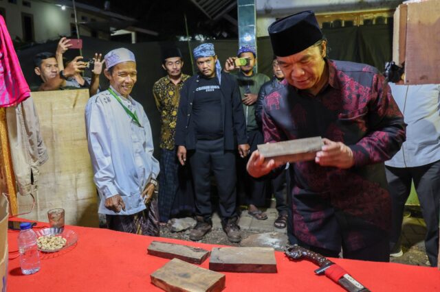 Lestarikan Budaya, Pj Gubernur Banten Hadiri Pangulasan Golok Ciomas