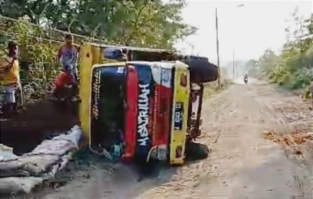 Oaallaaaahhh…Jalan Akses di Area BUMN Rusak, Truk Pengangkut Sekam Terguling di PLTU 2 Labuan