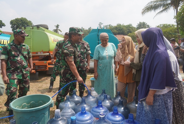 Peduli Dampak El Nino, Korem 064/MY Salurkan Bantuan Air Bersih