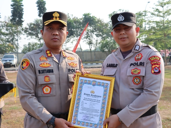 Kapolres Serang Pimpin Upacara Kenaikan Pangkat Pengabdian dan Penghargaan Personel Polres Serang