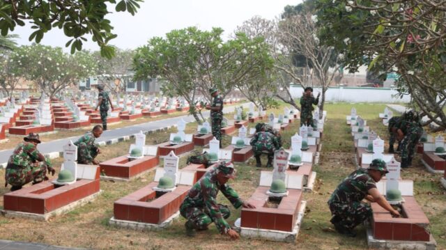 Sambut HUT TNI Ke-78, Kodim 0602/Serang Gelar Karya Bakti Bersihkan TMP