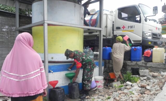 Babinsa Koramil 0602-02/Kasemen Membantu PMI Kota Serang Distribusikan Air Bersih 