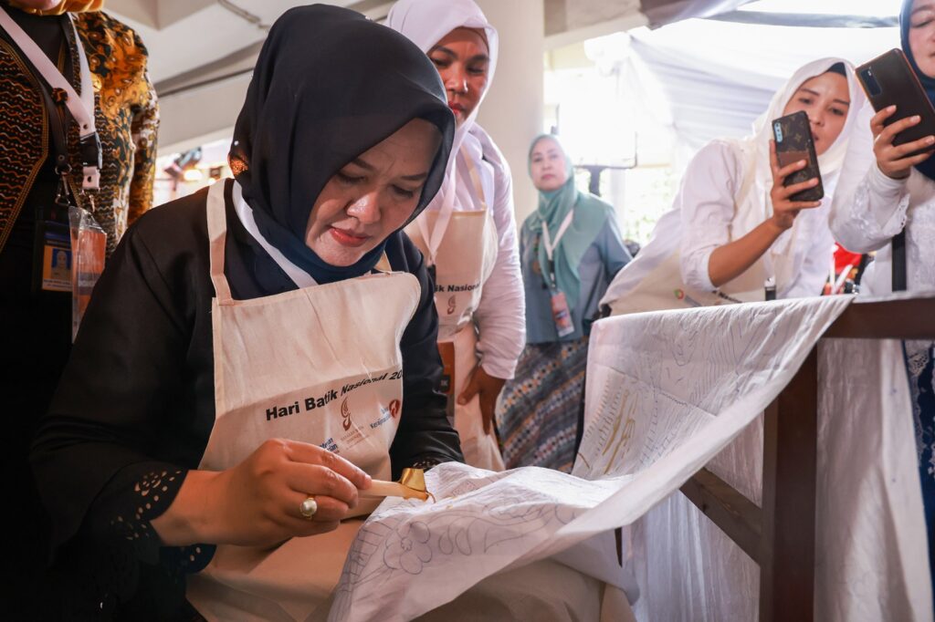 Hari Batik Nasional, Tine Al Muktabar Dorong Generasi Muda Bangga Gunakan Batik Hari Batik Nasional, Tine Al Muktabar Dorong Generasi Muda Bangga Gunakan Batik