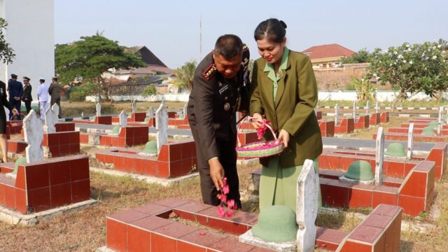 Peringati HUT TNI Ke 78, Dandim 0602/Serang Ikuti Ziarah Dan Tabur Bunga Di Makam Pahlawan