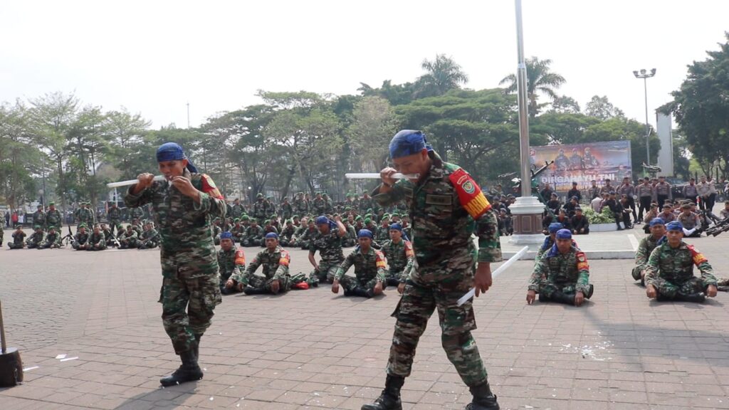 Rayakan HUT TNI Ke 78, Babinsa Kodim 0602/Serang Tampilkan Seni Budaya Debus