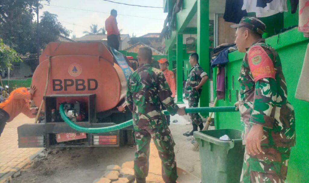Babinsa Koramil 0602-05/Cipocok Jaya Bersama BPBD Distribusikan Bantuan Air Bersih Babinsa Koramil 0602-05/Cipocok Jaya Bersama BPBD Distribusikan Bantuan Air Bersih