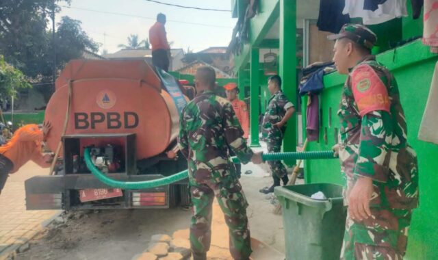 Babinsa Koramil 0602-05/Cipocok Jaya Bersama BPBD Distribusikan Bantuan Air Bersih