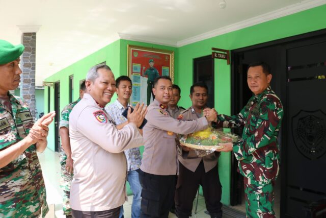HUT TNI Ke 78, Danramil 0602-01/Kota Serang Terima Kejutan Dari Kapolsek