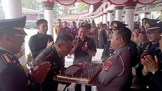 Dandim 0602/Serang Menerima Tumpeng Di Acara HUT TNI Ke 78