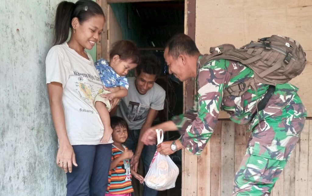 Babinsa Koramil 0602-18/Kragilan Kunjungi Anak Stunting di Wilayah Binaannya