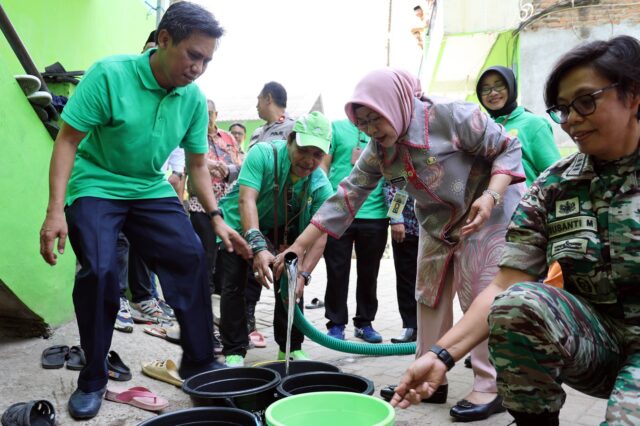 Pj Sekda Virgojanti, Dampingi Ketua Pengadilan Tinggi Banten Salurkan Bantuan Air Bersih