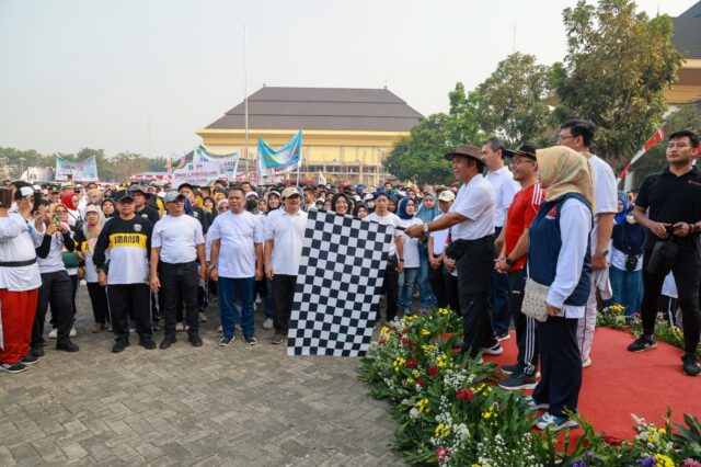 Rayakan HUT ke-23 Provinsi Banten, Pj Gubernur Jalan Sehat Bersama Ribuan Pendidik