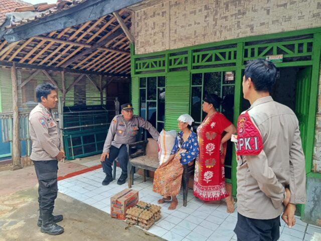 Wujud Keperdulian Polri, Kapolsek Pagelaran Berikan Bantuan Sembako Warga Alami Bencana Kebakaran