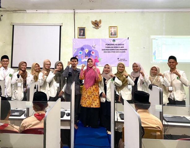 Mahasiswa PLP UIN SMH Banten Gelar Seminar Teknologi AKM di MTsN 1 Kota Cilegon