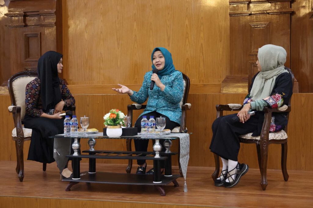 Ketua TP PKK Provinsi Banten Tine Al Muktabar Sosialisasikan Nilai Ekonomi Sampah Ketua TP PKK Provinsi Banten Tine Al Muktabar Sosialisasikan Nilai Ekonomi Sampah