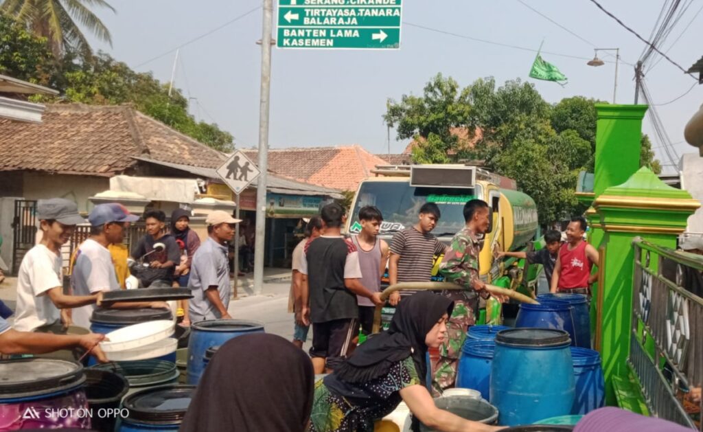 Koramil 0602-10/Pontang Bersama Harapan Duafa Baros Distribusikan Bantuan Air Bersih