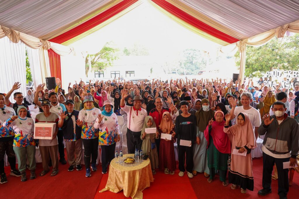 Salurkan Bantuan Sosial di Kabupaten Tangerang, Pj Gubernur Banten : Menjadi Tali Asih