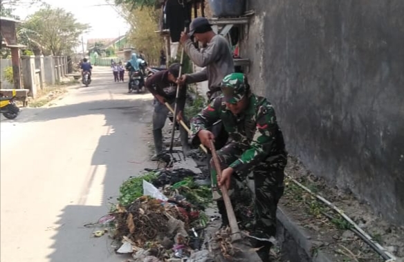 Bersama Warga, Babinsa Koramil 0602-02/Kasemen Gelar Karbak Pembersihan Selokan