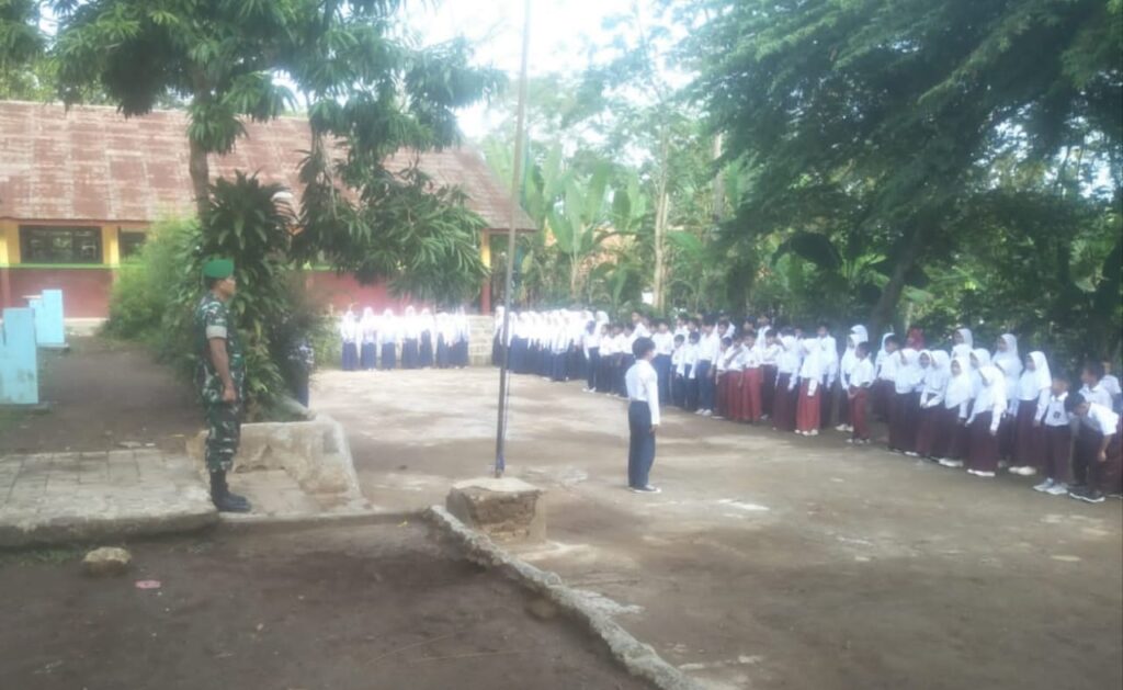 Bina Generasi Muda, Danramil 0602-12/Ciomas Menjadi Irup di SMP Negeri 3 Ciomas