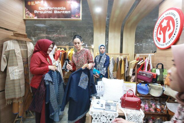 Dekranasda Provinsi Banten Tampilkan Tenun Baduy dan Rajutan Pada Pameran Asta Karya Nusa