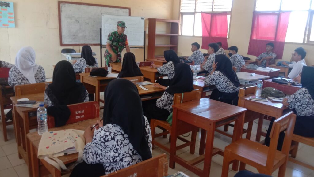 Babinsa Koramil 0602-18/Kragilan Berikan Wawasan Kebangsaan Di SMA Negeri 1 Kragilan